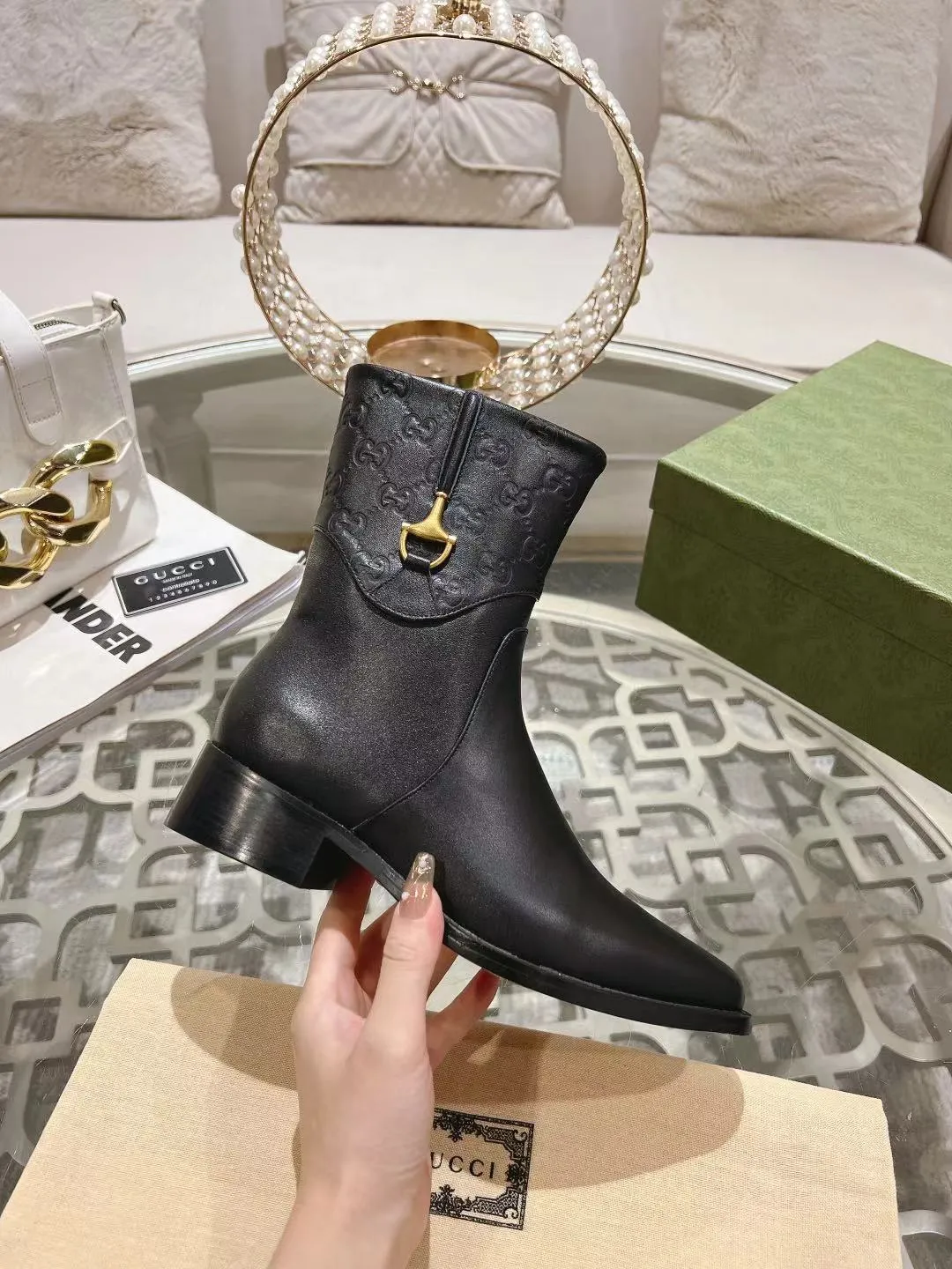 👟👟Ex-factory price 600👟👟 Gucci's latest popular half-horsebit detail boots for autumn and winter, European and American punk style riding boots, horsebit detail boots, the same style as the big-name street style darlings of European and American stars. Upper: Calfskin imported from Italy Size: 35-42#